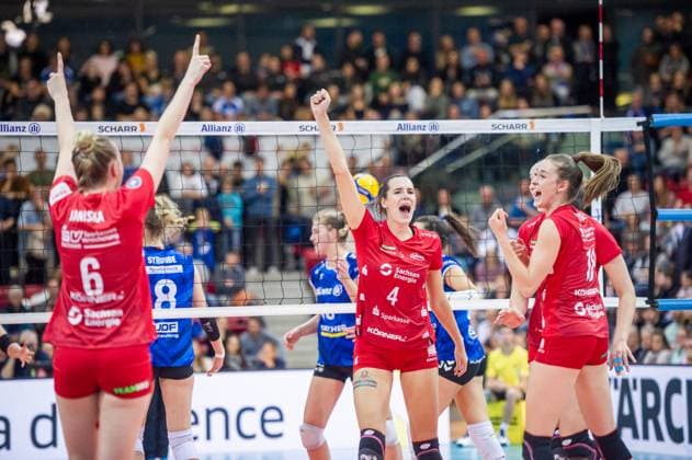 Jennifer Janiska Dresdner SC, 06 , Nathalie Lemmens Dresdner SC, 04 , Sarah Straube Dresdner SC, 18 , Cheers, screams, joy, winning pose Allianz MTV Stuttgart Dresdner SC, Sport, Volleyball Bundesliga, Frauen, VBL, Saison 2023 24, 18 11 2023, Stuttgart SCHARRena , DEU Allianz MTV Stuttgart Dresdner SC, Sport, Volleyball Bundesliga, Frauen, VBL, Saison 2023 24, 18 11 2023, Stuttgart SCHARRena , DEU Stuttgart Copyright: xSandyxDinkelackerx EP_SDR