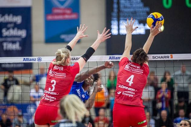 Hester Jasper Dresdner SC, 03 , Nathalie Lemmens Dresdner SC, 04 , Block Ball Allianz MTV Stuttgart Dresdner SC, Sport, Volleyball Bundesliga, Frauen, VBL, Saison 2023 24, 18 11 2023, Stuttgart SCHARRena , DEU Allianz MTV Stuttgart Dresdner SC, Sport, Volleyball Bundesliga, Frauen, VBL, Saison 2023 24, 18 11 2023, Stuttgart SCHARRena , DEU Stuttgart Copyright: xSandyxDinkelackerx EP_SDR
