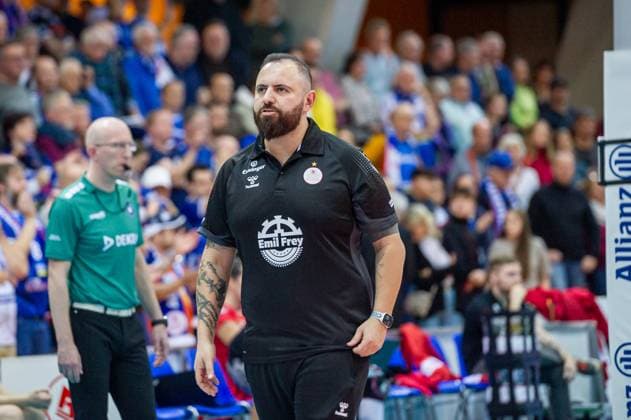 Konstantin Bitter Coach Allianz MTV Stuttgart , concentrated Allianz MTV Stuttgart Dresdner SC, Sport, Volleyball Bundesliga, Women, VBL, Season 2023 24, 18 11 2023, Stuttgart SCHARRena , DEU Allianz MTV Stuttgart Dresdner SC, Sport, Volleyball Bundesliga, Women, VBL, Season 2023 24, 18 11 2023, Stuttgart SCHARRena , DEU Stuttgart Copyright: xSandyxDinkelackerx EP_SDR