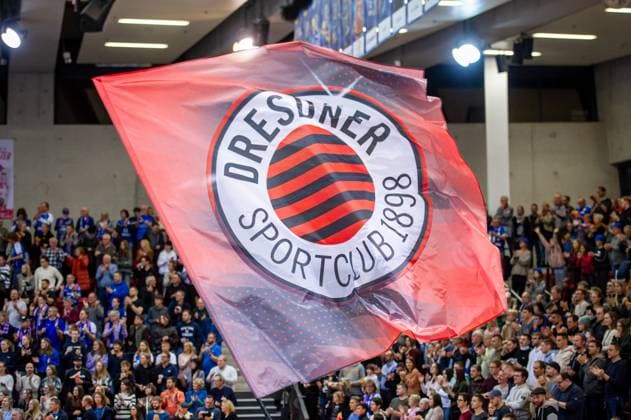 Flag Dresdner Sportclub 1898 of the traveling fans Allianz MTV Stuttgart Dresdner SC, Sport, Volleyball Bundesliga, Frauen, VBL, Saison 2023 24, 18 11 2023, Stuttgart SCHARRena , DEU Allianz MTV Stuttgart Dresdner SC, Sport, Volleyball Bundesliga, Frauen, VBL, Saison 2023 24, 18 11 2023, Stuttgart SCHARRena , DEU Stuttgart Copyright: xSandyxDinkelackerx EP_SDR