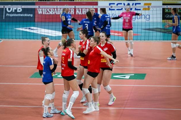 18 11 2023, GER, Volleyball, 1 Bundesliga Women 2023 2024 VC Wiesbaden VC Neuwied 77 players from Neuwied celebrate a point win together Wiesbaden sports hall at the Platz der Deutschen Hessen Germany