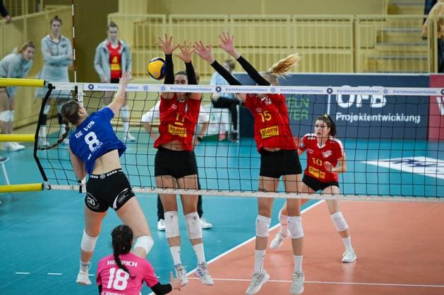 18 11 2023, GER, Volleyball, 1 Bundesliga Women 2023 2024 VC Wiesbaden VC Neuwied 77 Laura Broekstra 11 Neuwied and Anna Hartig 15 Neuwied try to block the ball from Noa de Vos 8 Wiesbaden Wiesbaden Sporthalle am Platz der Deutschen Hessen Germany