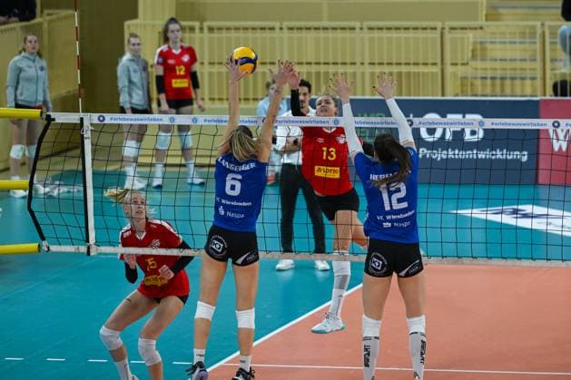 18 11 2023, GER, Volleyball, 1 Bundesliga Women 2023 2024 VC Wiesbaden VC Neuwied 77 Melissa Langegger 6 Wiesbaden blocks the ball from Lydia Stemmler 13 Neuwied from Wiesbaden Sporthalle am Platz der Deutschen Hessen Germany