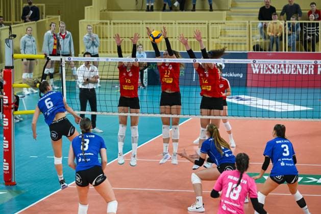 18 11 2023, GER, Volleyball, 1 Bundesliga Women 2023 2024 VC Wiesbaden VC Neuwied 77 Neuwieds block in this case is Lydia Stemmler 13 Neuwied , Laura Broekstra 11 Neuwied and Laura Berger 12 Neuwied Wiesbaden Sporthalle am Platz der Deutschen Hessen Germany