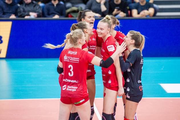 Jennifer Janiska Dresdner SC, 06 looks at Hester Jasper Dresdner SC, 03 cheers, joy Allianz MTV Stuttgart Dresdner SC, Sport, Volleyball Bundesliga, Frauen, VBL, Saison 2023 24, 18 11 2023, Stuttgart SCHARRena , DEU Allianz MTV Stuttgart Dresdner SC, Sport, Volleyball Bundesliga, Frauen, VBL, Saison 2023 24, 18 11 2023, Stuttgart SCHARRena , DEU Stuttgart Copyright: xSandyxDinkelackerx EP_SDR