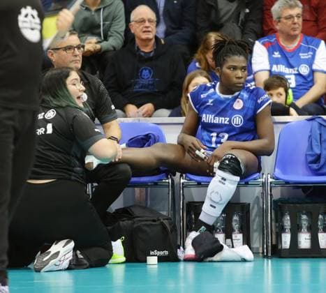 Stuttgart , Volleyball Bundesliga Women , Allianz MTV Stuttgart vs Dresdner SC , Injury Krystal Rivers Stgt
