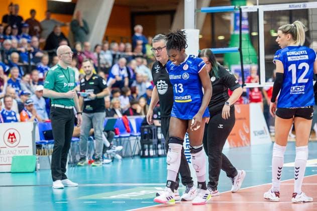 Injured Krystal Rivers Allianz MTV Stuttgart, 13 , with team doctor Dr. Gerhard Zeithammel, left Allianz MTV Stuttgart Dresdner SC, Sport, Volleyball Bundesliga, Frauen, VBL, Saison 2023 24, 18 11 2023, Stuttgart SCHARRena , DEU Allianz MTV Stuttgart Dresdner SC, Sport, Volleyball Bundesliga, Frauen, VBL, Saison 2023 24, 18 11 2023, Stuttgart SCHARRena , DEU Stuttgart Copyright: xSandyxDinkelackerx EP_SDR