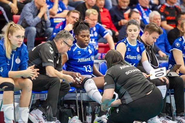 Injured Krystal Rivers Allianz MTV Stuttgart, 13 , with team doctor Dr. Gerhard Zeithammel, left Allianz MTV Stuttgart Dresdner SC, Sport, Volleyball Bundesliga, Frauen, VBL, Saison 2023 24, 18 11 2023, Stuttgart SCHARRena , DEU Allianz MTV Stuttgart Dresdner SC, Sport, Volleyball Bundesliga, Frauen, VBL, Saison 2023 24, 18 11 2023, Stuttgart SCHARRena , DEU Stuttgart Copyright: xSandyxDinkelackerx EP_SDR