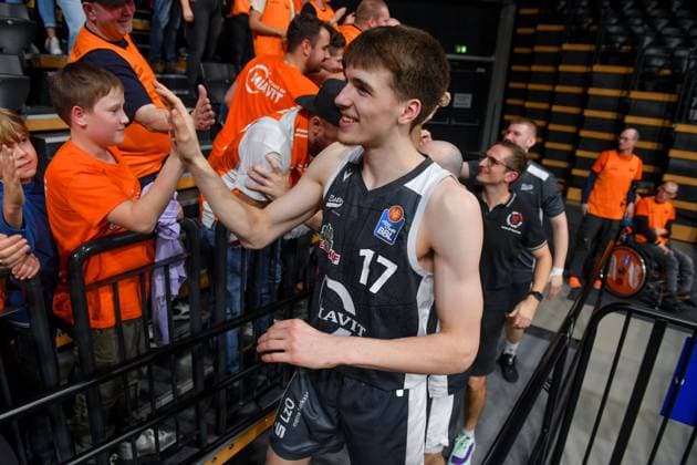 GER, Basketball, easy Credit BBL, EWE Baskets Oldenburg vs Rasta Vechta 18 11 2023, EWE Arena, Oldenburg, GER, easy Credit BBL, EWE Baskets Oldenburg vs Rasta Vechta, in the picture after the game with the fans Johann GRÜNLOH GRUENLOH Rasta Vechta 17 nphxgmbhx xRojahn nph00310