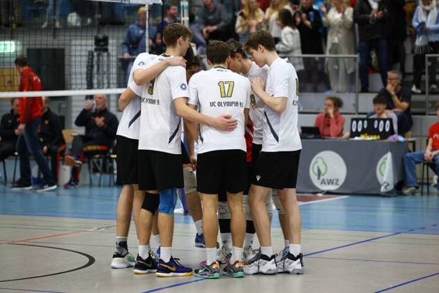 Volleyball I Men I Season 2023 2024 I 2 Bundesliga Nord I 23 Matchday I Kieler TV VCO Berlin I 18 11 2023 The players of VCO Berlin stand together Kiel Hein Dahlinger Halle Schleswig Holstein Germany Copyright: xLobeca JasperxLorenzx