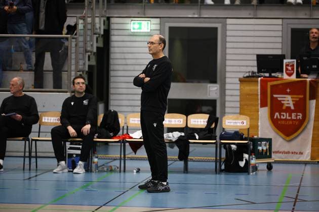Volleyball I Men I Season 2023 2024 I 2 Bundesliga Nord I 23 Matchday I Kieler TV VCO Berlin I 18 11 2023 Coach Grzegorz Rys VCO Berlin with folded arms Kiel Hein Dahlinger Halle Schleswig Holstein Germany Copyright: xLobeca JasperxLorenzx