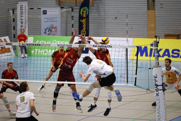 Volleyball I Men I Season 2023 2024 I 2 Bundesliga North I 23 Matchday I Kieler TV VCO Berlin I 18 11 2023 Joao Vitor Meirelles Thomaz 15, Kieler TV Adler forms a double block against the attack of Florian Forschner 4, VCO Berlin together with Freddy Kähler 4, Kieler TV Adler Kiel Hein Dahlinger Halle Schleswig Holstein Germany Copyright: xLobeca JasperxLorenzx