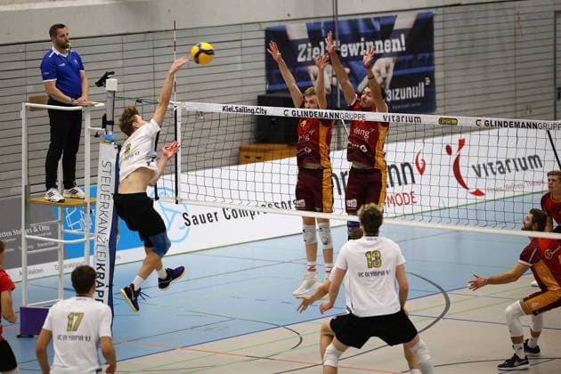 Volleyball I Men I Season 2023 2024 I 2 Bundesliga North I 23 Matchday I Kieler TV VCO Berlin I 18 11 2023 Arvid Kutz 3, VCO Berlin attacking against the Kiel block consisting of Daniel D Argento 12, Kieler TV Adler and Joao Vitor Meirelles Thomaz 15, Kieler TV Adler Kiel Hein Dahlinger Halle Schleswig Holstein Germany Copyright: xLobeca JasperxLorenzx