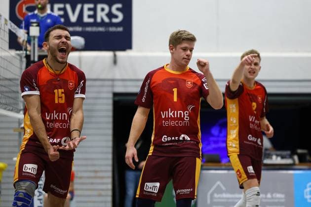 Volleyball I Men I Season 2023 2024 I 2 Bundesliga North I 23 Matchday I Kieler TV VCO Berlin I 18 11 2023 Cheers, joy, euphoria, emotions with Joao Vitor Meirelles Thomaz 15, Kieler TV Adler , Mattis Lehmann 1, Kieler TV Adler and Daniel D Argento 12, Kieler TV Adler Kiel Hein Dahlinger Halle Schleswig Holstein Germany Copyright: xLobeca JasperxLorenzx