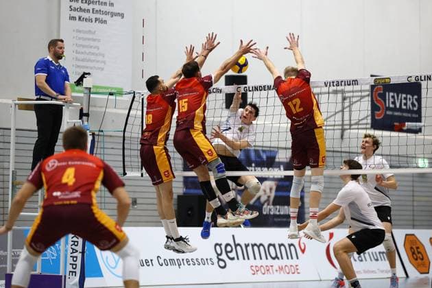 Volleyball I Men I Season 2023 2024 I 2 Bundesliga North I 23 Matchday I Kieler TV VCO Berlin I 18 11 2023 Three-man block of Kieler TV Adler consisting of Junio Císar Tavares Maciel 18, Kieler TV Adler , Joao Vitor Meirelles Thomaz 15, Kieler TV Adler and Daniel D Argento 12, Kieler TV Adler against the attack of Florian Forschner 4, VCO Berlin Kiel Hein Dahlinger Halle Schleswig Holstein Germany Copyright: xLobeca JasperxLorenzx