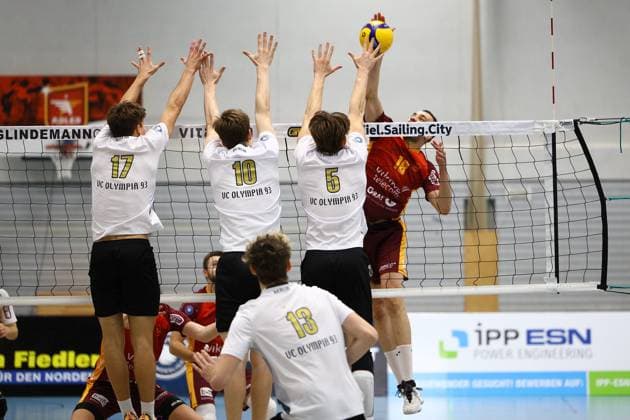 Volleyball I Men I Season 2023 2024 I 2 Bundesliga Nord I 23 Matchday I Kieler TV VCO Berlin I 18 11 2023 Block of three from VCO Berlin with Jannes Wiesner 17, VCO Berlin , Erik Junker 10, VCO Berlin and Gabriel Tyws 5, VCO Berlin against the attack of Junio Càsar Tavares Maciel 18, Kieler TV Adler Kiel Hein Dahlinger Halle Schleswig Holstein Germany Copyright: xLobeca JasperxLorenzx