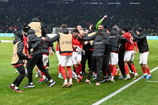 Soccer, men, season 2023 2024, international match in Berlin, Germany Turkey, v l The players of Turkey final cheer, cheers after the 2 3 victory, 18 11 2023, Copyright: xMatthiasxKochx