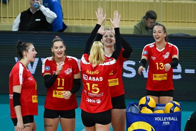18 11 2023, GER, Volleyball, 1 Bundesliga Women 2023 2024 VC Wiesbaden VC Neuwied 77 Maya Sendner, Laura Broekstra 11 , Anna Hartig 15 , Amelie Strothoff and Lydia Stemmler 13 Wiesbaden Sporthalle am Platz der Deutschen Hessen Germany in a good mood before the match