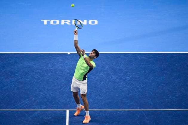 November 18, 2023: TURIN, ITALY - NOVEMBER 18: Carlos Alcaraz of Spain plays a shot in their Semi Finals Men s Single s Nitto ATP, Tennis Herren match during day seven of the Nitto ATP Finals at Pala Alpitour on November 18, 2023 in Turin, Italy. - ZUMAg210 20231118_abp_g210_045 Copyright: xStefanoxGuidix
