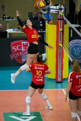 18 11 2023, GER, Volleyball, 1 Bundesliga Women 2023 2024 VC Wiesbaden VC Neuwied 77 Laura Broekstra 11 Neuwied jumps up and gets ready for the shot during the warm-up Wiesbaden sports hall at the Platz der Deutschen Hessen Germany