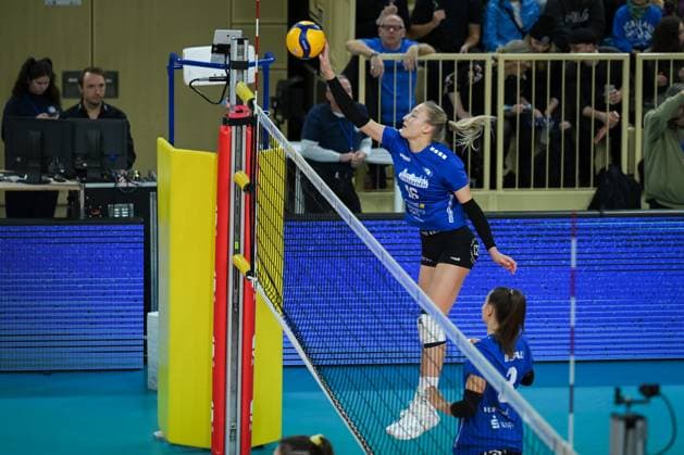 18 11 2023, GER, Volleyball, 1 Bundesliga Women 2023 2024 VC Wiesbaden VC Neuwied 77 Izabella Rapacz 16 Wiesbaden plays the ball over the net during the warm-up Wiesbaden Sporthalle am Platz der Deutschen Hessen Germany
