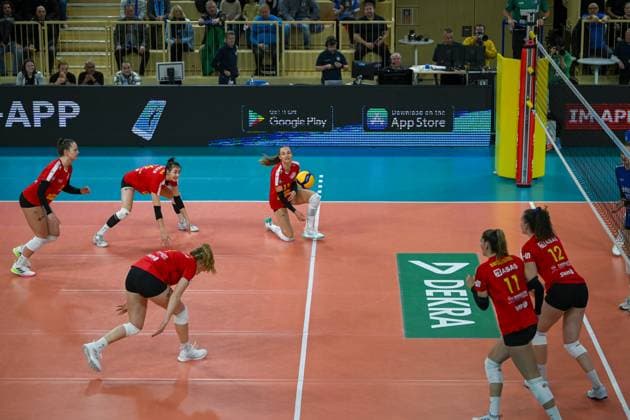18 11 2023, GER, Volleyball, 1 Bundesliga Women 2023 2024 VC Wiesbaden VC Neuwied 77 Symbolic for todays game of the Neuwied women take it, Ive got it safe Wiesbaden Sporthalle am Platz der Deutschen Hessen Germany