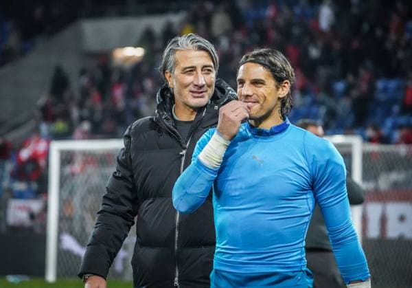 Sport Themen der Woche KW46 Sport Bilder des Tages Schweiz - Kosovo Fußball: EM Qualifikation 2023 2024, Schweiz - Kosovo, Stadion St. Jakob-Park, Basel: Schweizer Trainer Murat Yakin und Schweizer Torhüter Yann Sommer zufrieden nach der Qualifikation zur Europameisterschaft *** Switzerland Kosovo European Championship soccer qualifiers 2023 2024, Switzerland Kosovo, St Jakob Park stadium, Basel Swiss coach Murat Yakin and Swiss goalkeeper Yann Sommer satisfied after qualifying for the European Championships