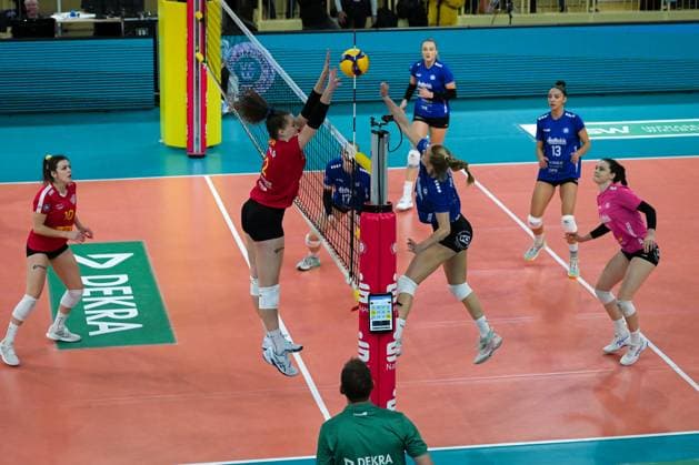 18 11 2023, GER, Volleyball, 1 Bundesliga Women 2023 2024 VC Wiesbaden VC Neuwied 77 Tanja Großer 4 Wiesbaden tries to play the ball over Laura Berger 12 Neuwied Wiesbaden Sporthalle am Platz der Deutschen Hessen Germany