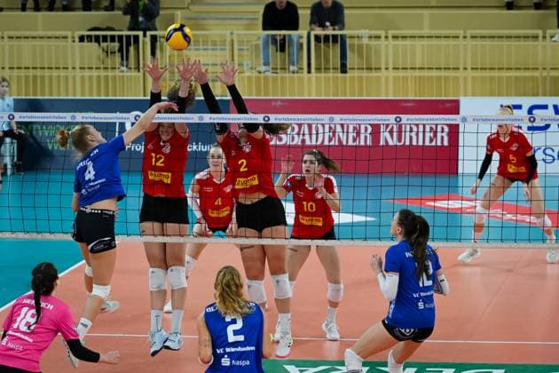 18 11 2023, GER, Volleyball, 1 Bundesliga Women 2023 2024 VC Wiesbaden VC Neuwied 77 Tanja Großer 4 Wiesbaden hits the ball over Laura Berger 12 Neuwied and Amelie Strothoff 2 Neuwied , who jumped up to block Wiesbaden Sporthalle am Platz der Deutschen Hessen Germany