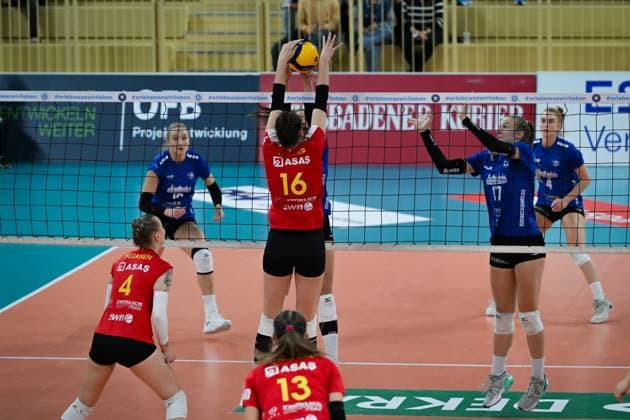 18 11 2023, GER, Volleyball, 1 Bundesliga Women 2023 2024 VC Wiesbaden VC Neuwied 77 Maya Sendner 16 Neuwied presses the ball at the net with her opponent Wiesbaden Sporthalle am Platz der Deutschen Hessen Germany
