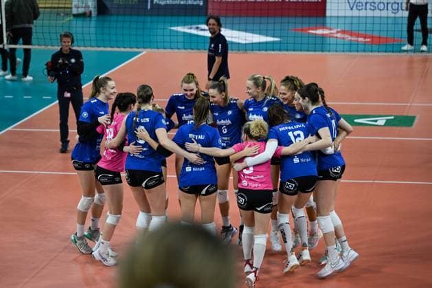 18 11 2023, GER, Volleyball, 1 Bundesliga Women 2023 2024 VC Wiesbaden VC Neuwied 77 The players of VC Wiesbaden are happy and jumping on the court Wiesbaden Sporthalle am Platz der Deutschen Hessen Germany
