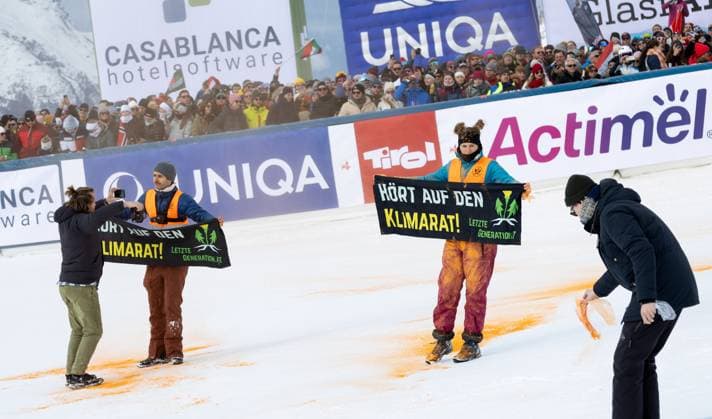 Bilder des Jahres 2023, Sport 11 November Sport Themen der Woche KW46 Sport Bilder des Tages ALPINE SKIING - FIS WC Gurgl GURGL,AUSTRIA,18.NOV.23 - ALPINE SKIING - FIS World Cup, slalom, men. Image shows climate activists.  GEPAxpictures xHaraldxSteiner