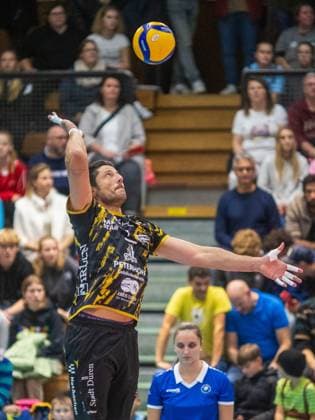Serve Duerens 11 ANDREI Volleyball Herrsching Dueren Volleyball DVV Pokal, WWK Volleys Herrsching Powervolleys Düren 3 2, quarter-final, season 2023 2024 18 11 2023 in Herrsching, N I K O L A U S H A L L E, Germany Source Copyright Credit Oryk HAIST xVB_HER-DUEx
