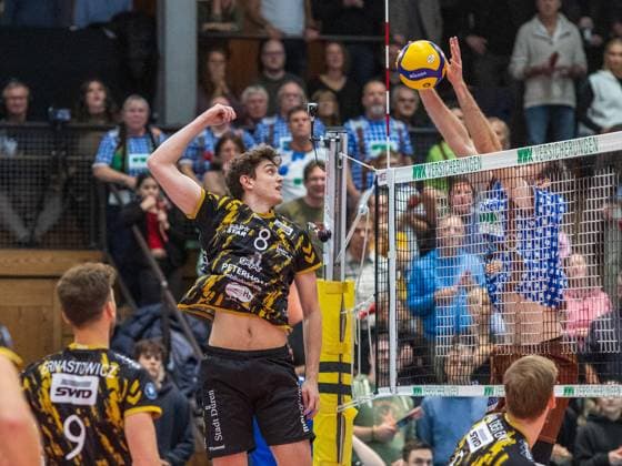 Too casual Herrsching blocks ball from Duerens 8 BAGHDADY Volleyball Herrsching Dueren Volleyball DVV Pokal, WWK Volleys Herrsching Powervolleys Düren 3 2, Quarterfinals, Season 2023 2024 18 11 2023 in Herrsching, N I K O L A U S H A L L E, Germany Source Copyright Credit Oryk HAIST xVB_HER-DUEx