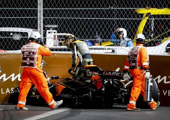 LAS VEGAS - Lando Norris (McLaren) after his crash during the Las Vegas Formula 1 Grand Prix at the Las Vegas Strip Circuit in Nevada. ANP SEM VAN DER WAL F1 Grand Prix of Las Vegas 2022 23 xVIxANPxSportx xxANPxIVx 484230900 originalFilename: 484230900.jpg