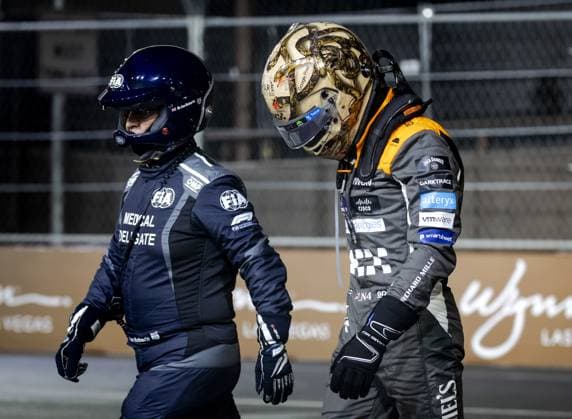 LAS VEGAS - Lando Norris (McLaren) after his crash during the Las Vegas Formula 1 Grand Prix at the Las Vegas Strip Circuit in Nevada. ANP SEM VAN DER WAL F1 Grand Prix of Las Vegas 2022 23 xVIxANPxSportx xxANPxIVx 484230992 originalFilename: 484230992.jpg