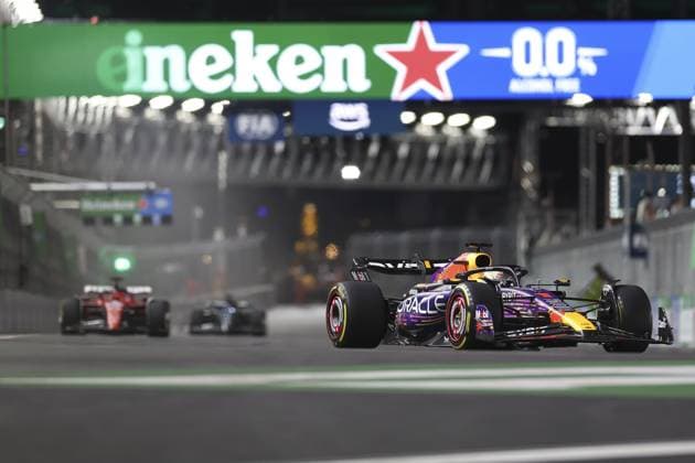01 VERSTAPPEN Max (nld), Red Bull Racing RB19, action during the 2023 Formula 1 Heineken Silver Las Vegas Grand Prix, 21th round of the 2023 Formula One World Championship, WM, Weltmeisterschaft from November 17 to 19, 2023 on the Las Vegas Strip Circuit, in Las Vegas, USA - F1 - LAS VEGAS GRAND PRIX 2023 - RACE DPPI Panoramic  20231119070755_AV3_8708