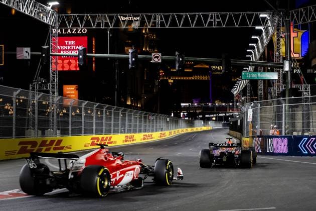LAS VEGAS - Charles Leclerc (Ferrari) and Max Verstappen (Red Bull Racing) during the Las Vegas Formula 1 Grand Prix at the Las Vegas Strip Circuit in Nevada. ANP SEM VAN DER WAL F1 Grand Prix of Las Vegas 2022 23 xVIxANPxSportx xxANPxIVx 484231490 originalFilename: 484231490.jpg