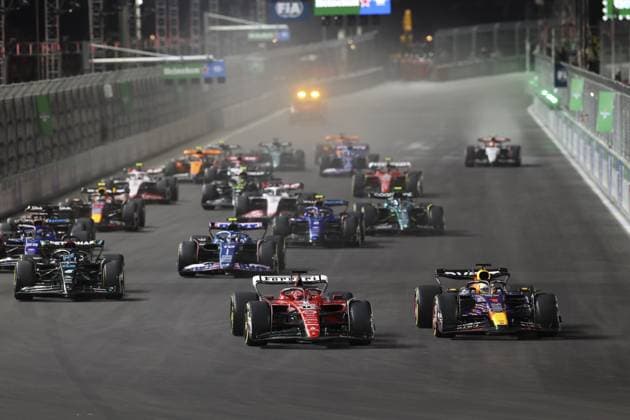 16 LECLERC Charles (mco), Scuderia Ferrari SF-23, action 01 VERSTAPPEN Max (nld), Red Bull Racing RB19, action start of the race, depart, during the 2023 Formula 1 Heineken Silver Las Vegas Grand Prix, 21th round of the 2023 Formula One World Championship, WM, Weltmeisterschaft from November 17 to 19, 2023 on the Las Vegas Strip Circuit, in Las Vegas, USA - F1 - LAS VEGAS GRAND PRIX 2023 - RACE DPPI Panoramic  20231119070359_AV3_8647
