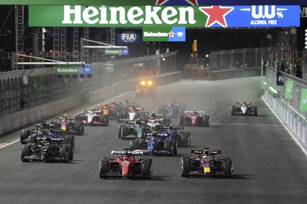 Sport Bilder des Tages 16 LECLERC Charles (mco), Scuderia Ferrari SF-23, action 01 VERSTAPPEN Max (nld), Red Bull Racing RB19, action start of the race, depart, during the 2023 Formula 1 Heineken Silver Las Vegas Grand Prix, 21th round of the 2023 Formula One World Championship, WM, Weltmeisterschaft from November 17 to 19, 2023 on the Las Vegas Strip Circuit, in Las Vegas, USA - F1 - LAS VEGAS GRAND PRIX 2023 - RACE DPPI Panoramic  20231119070358_AV3_8642