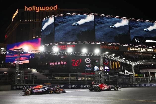 16 LECLERC Charles (mco), Scuderia Ferrari SF-23, action 01 VERSTAPPEN Max (nld), Red Bull Racing RB19, action during the 2023 Formula 1 Heineken Silver Las Vegas Grand Prix, 21th round of the 2023 Formula One World Championship, WM, Weltmeisterschaft from November 17 to 19, 2023 on the Las Vegas Strip Circuit, in Las Vegas, USA - F1 - LAS VEGAS GRAND PRIX 2023 - RACE DPPI Panoramic  WhatsApp Image 2023-11-19 at 07.39.50