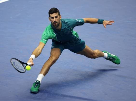 Sport Bilder des Tages (231119) -- TURIN, Nov. 19, 2023 -- Novak Djokovic hits a return during the semifinal match between Carlos Alcaraz of Spain and Novak Djokovic of Serbia at ATP, Tennis Herren Finals tennis tournament in Turin, Italy, Nov. 18, 2023. (Photo by Xinhua) (SP)ITALY-TURIN-TENNIS-ATP FINALS AlbertoxLingria 
