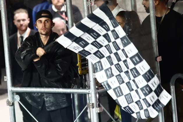 Formula 1, GP Las Vegas, Justin Bieber waves the chequered flag