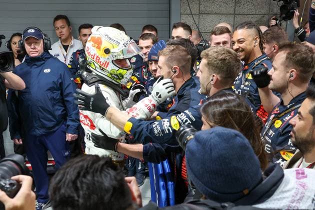Winner of the Las Vegas Grand Prix, Max Verstappen Red Bull thanks his team, Race, Las Vegas Grand Prix, Motorsport, Men, Formula 1, 18 11 2023 Las Vegas Nevada USA Copyright: xkolbert-press ChristianxKolbertx