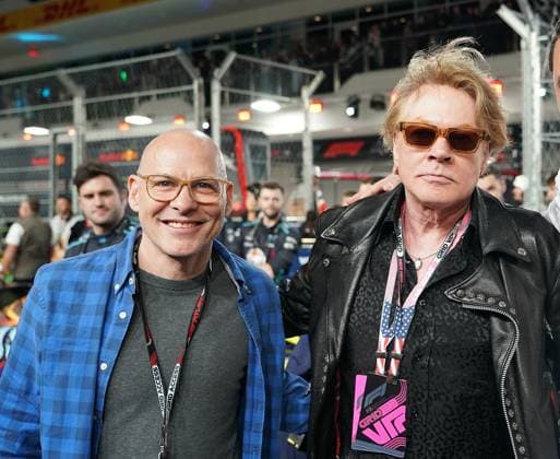 18 11 2023, Las Vegas Street Circuit, Las Vegas, FORMULA 1 HEINEKEN SILVER LAS VEGAS GRAND PRIX 2023 ,in the picture Guns N™ Roses singer Axl Rose with racing driver Jacques Villeneuve Las Vegas Las Vegas Street Circuit United States  eu-images-506