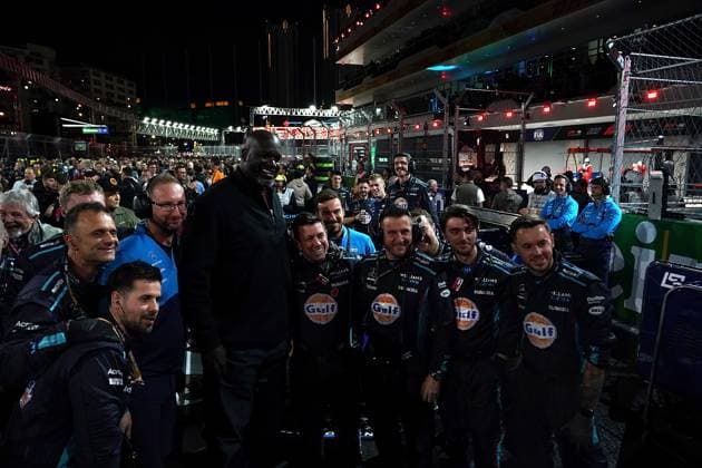 FORMULA 1 HEINEKEN SILVER LAS VEGAS GRAND PRIX 2023 18 11 2023, Las Vegas Street Circuit, Las Vegas, FORMULA 1 HEINEKEN SILVER LAS VEGAS GRAND PRIX 2023 ,in the picture basketball player Shaquille O™Neal with the Williams mechanics nordphotoxGmbHx xBratic nph00250