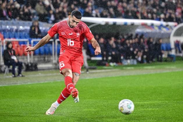 18 11 2023, Basel, Switzerland, St Jakob Park, Switzerland vs Kosovo UEFA European Championship Qualification 2023 2024 Group I, Eray Coemert Switzerland in action, on the ball, single action Photo H Langer Basel St Jakob Park Switzerland  541_SCHKOS20231118_132 Langer-541