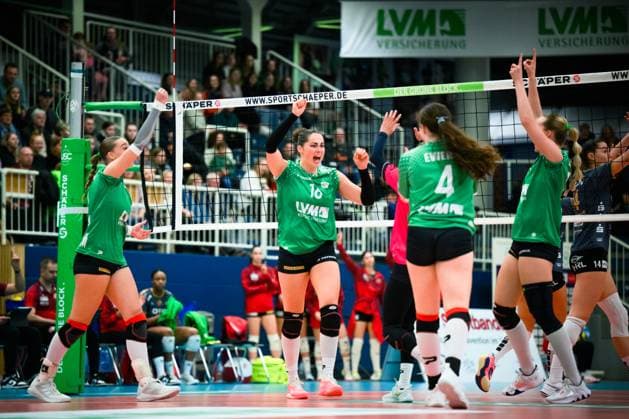 18 11 2023, Sporthalle Berg Fidel, Münster Muenster Volleyball, Bundesliga Women, Main Round, USC Münster Muenster vs SC Potsdam Jubel Elena Kömmling Koemmling 7 Muenster , Mikala Mogensen 16 Muenster , Jenna Ewert 4 Muenster , Zoe Fleck 1 Muenster , Amalie Jorgensen 10 Muenster