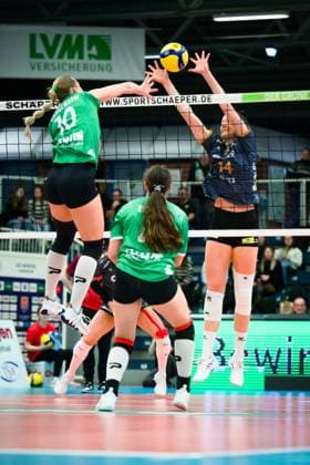 18 11 2023, Sporthalle Berg Fidel, Münster Muenster Volleyball, Bundesliga Women, Main Round, USC Münster Muenster vs SC Potsdam Attack Amalie Jorgensen 10 Muenster Block Anastasia Cekulaev 14 Potsdam