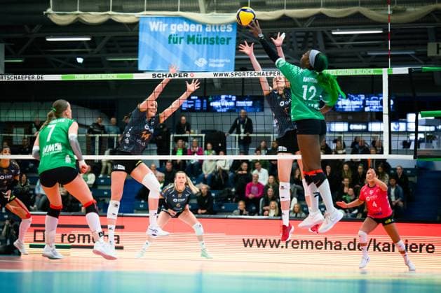 18 11 2023, Sporthalle Berg Fidel, Münster Muenster Volleyball, Bundesliga Women, Main Round, USC Münster Muenster vs SC Potsdam Attack Gloria Destiny Mutiri 12 Muenster Double Block Block Anastasia Cekulaev 14 Potsdam , Rodica Buterez 12 Potsdam